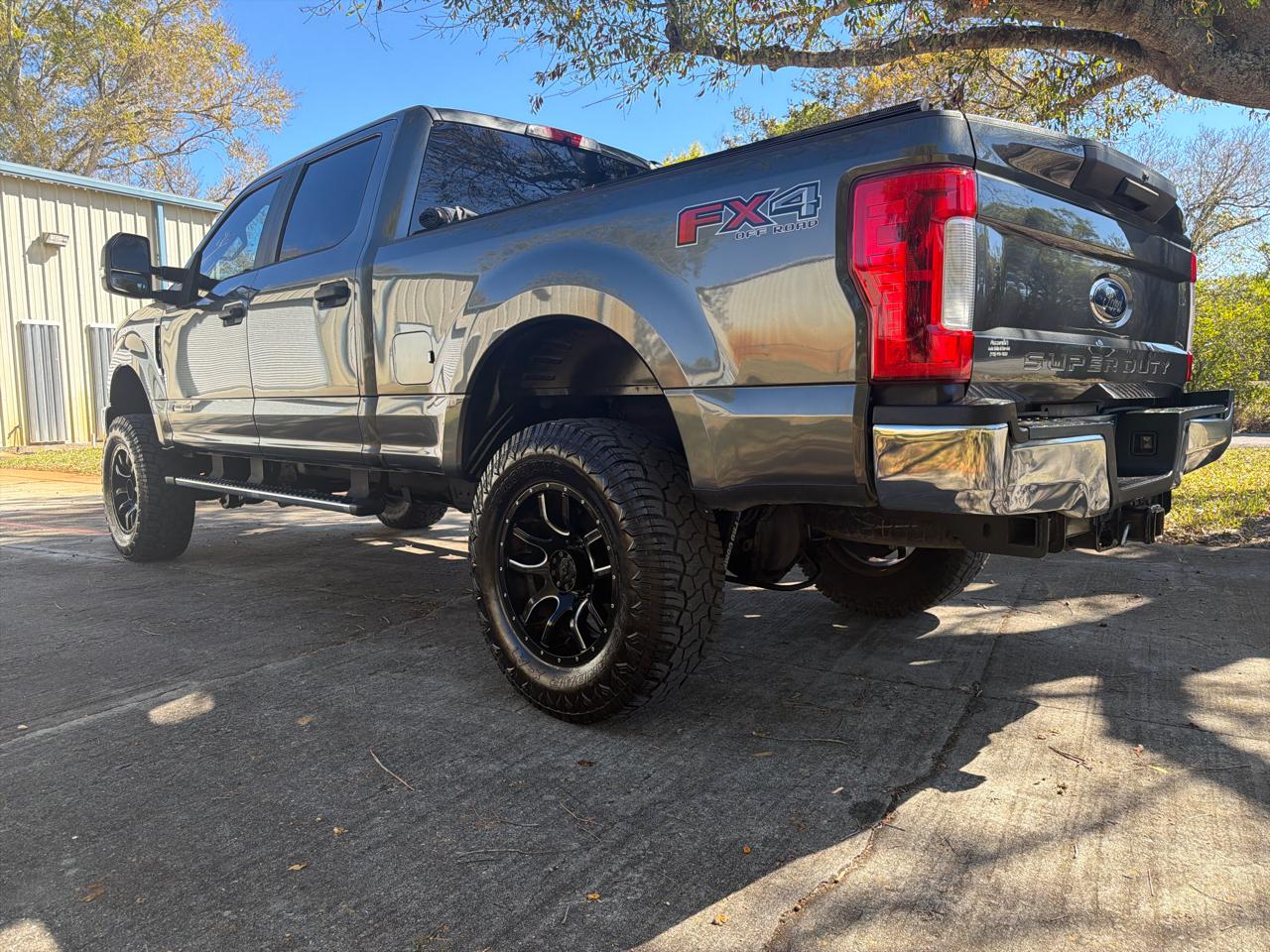 Ford Super Duty F-350 SRW XL 4WD Crew Cab 8' Box 2017