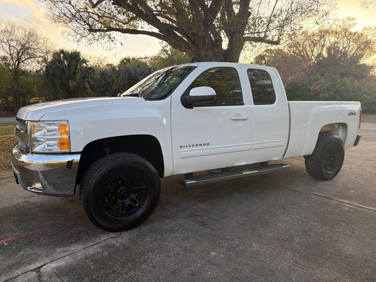 Chevrolet Silverado 1500 4WD Ext Cab 143.5" LT 2011