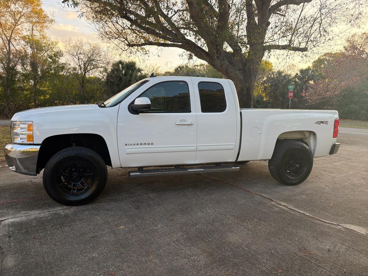 Chevrolet Silverado 1500 4WD Ext Cab 143.5" LT 2011