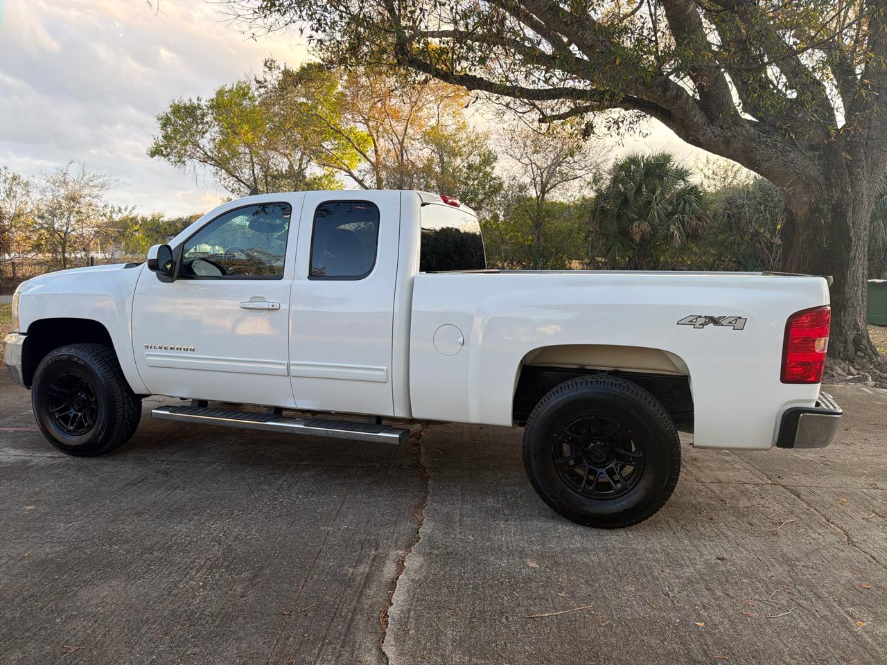 Chevrolet Silverado 1500 4WD Ext Cab 143.5" LT 2011