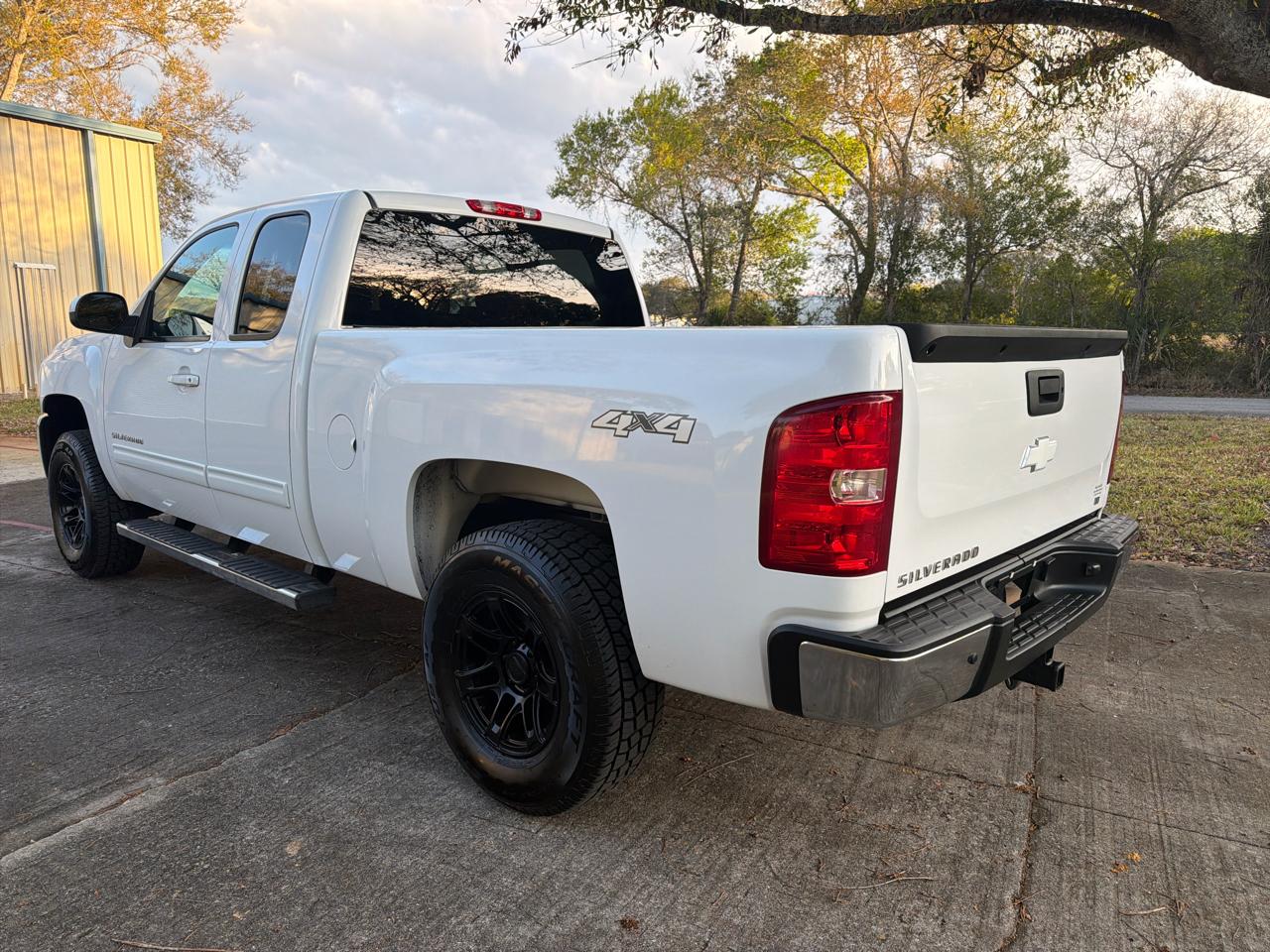 Chevrolet Silverado 1500 4WD Ext Cab 143.5" LT 2011