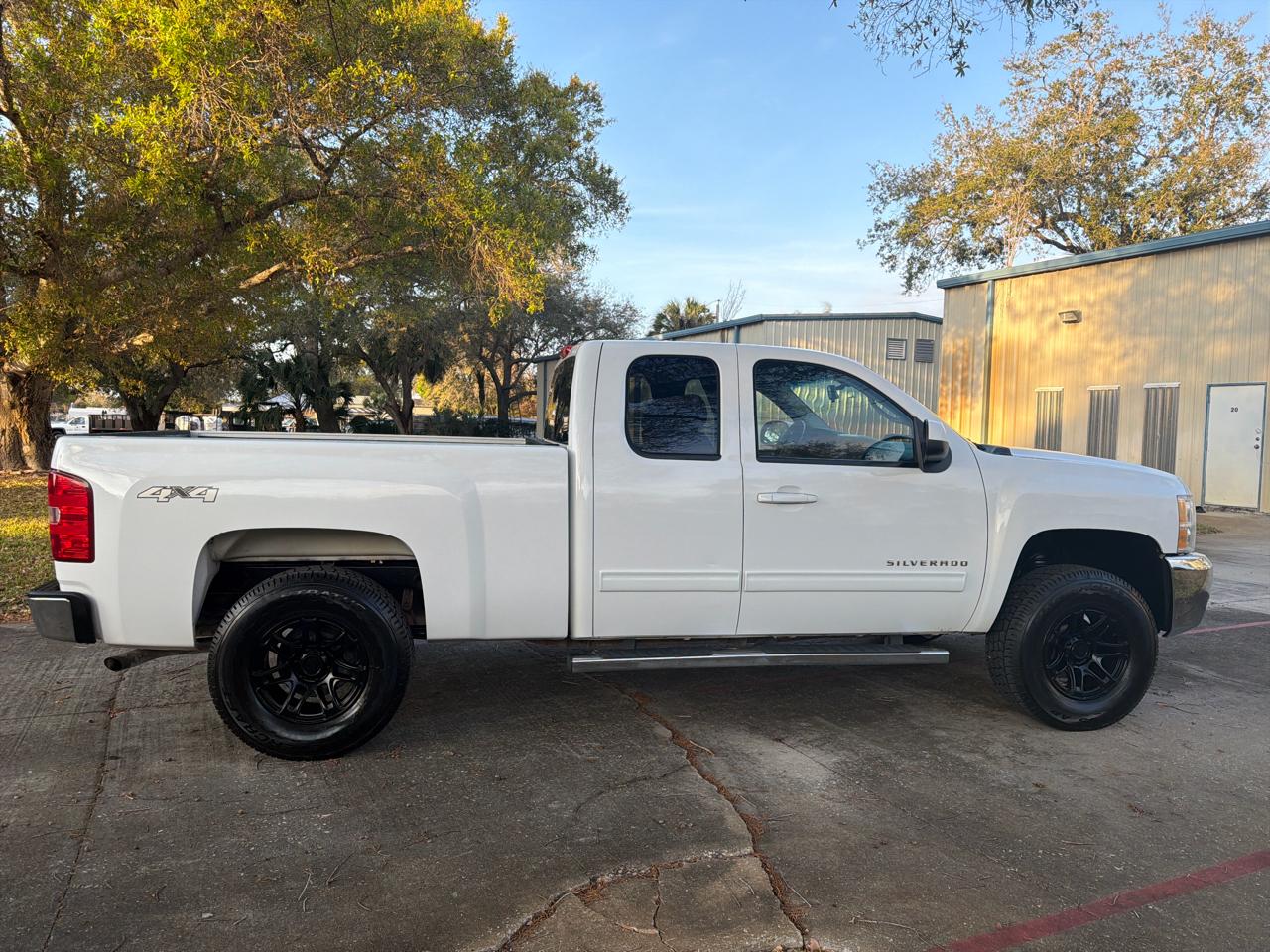 Chevrolet Silverado 1500 4WD Ext Cab 143.5" LT 2011