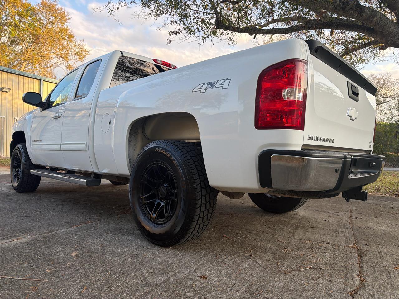 Chevrolet Silverado 1500 4WD Ext Cab 143.5" LT 2011