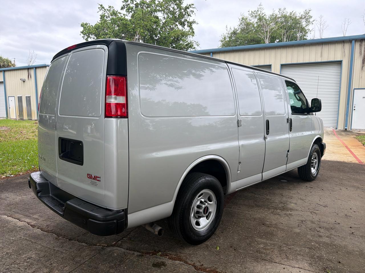 GMC Savana Cargo Van RWD 2500 135" 2021