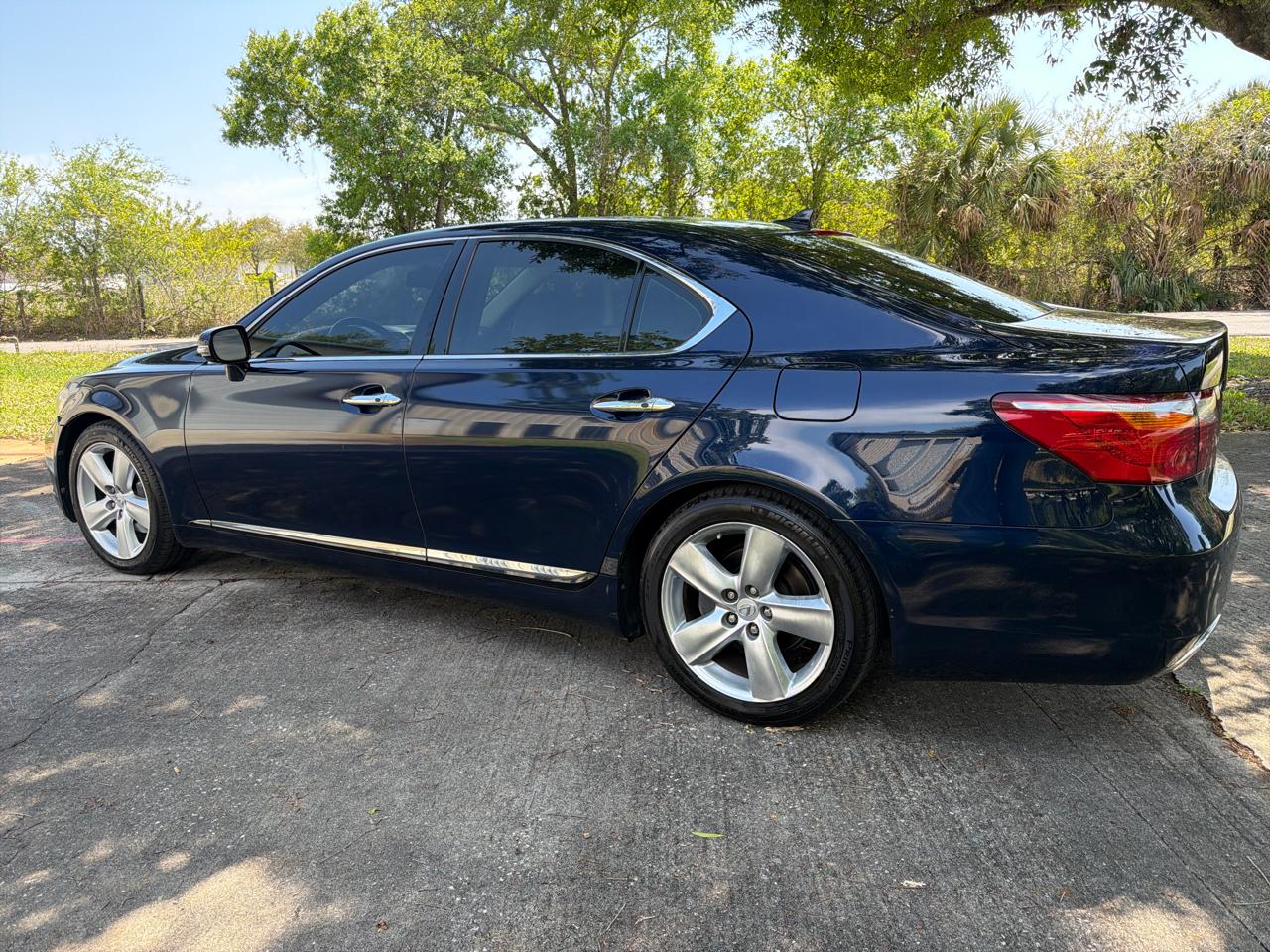 Lexus LS 460 4dr Sdn RWD 2011