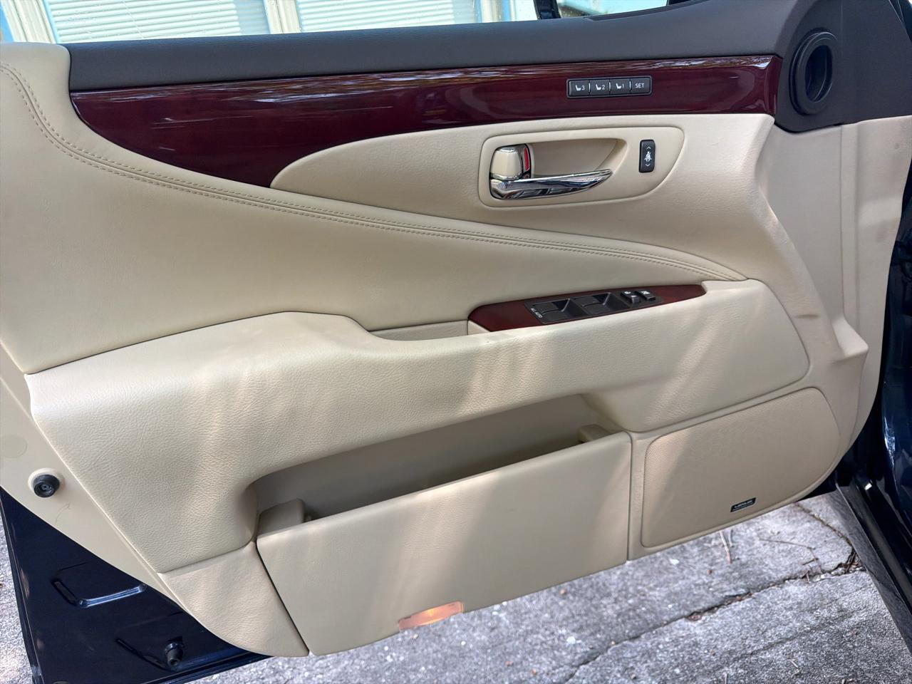 Lexus LS 460 4dr Sdn RWD 2011