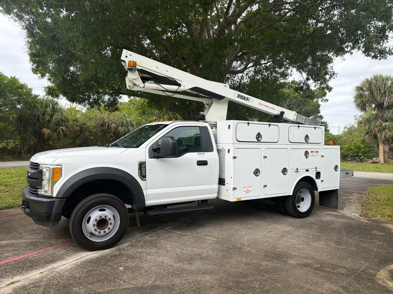 Ford Super Duty F-450 DRW XLT 2WD Reg Cab 145" WB 60" CA 2017