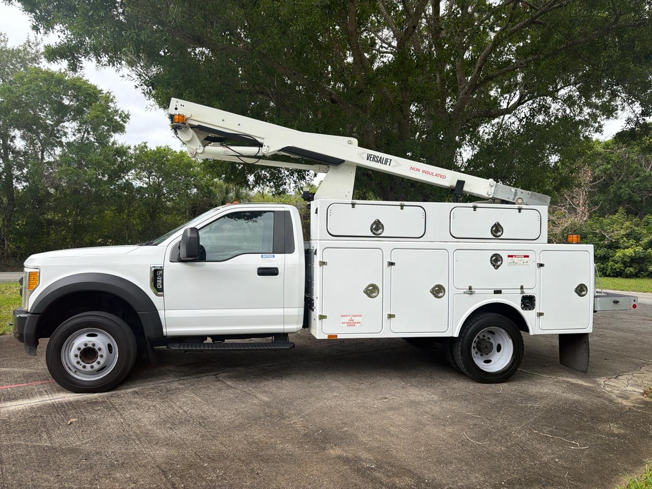 Ford Super Duty F-450 DRW XLT 2WD Reg Cab 145" WB 60" CA 2017
