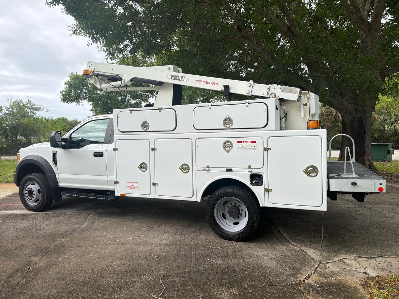 Ford Super Duty F-450 DRW XLT 2WD Reg Cab 145" WB 60" CA 2017