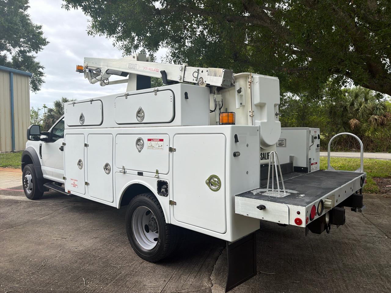 Ford Super Duty F-450 DRW XLT 2WD Reg Cab 145" WB 60" CA 2017