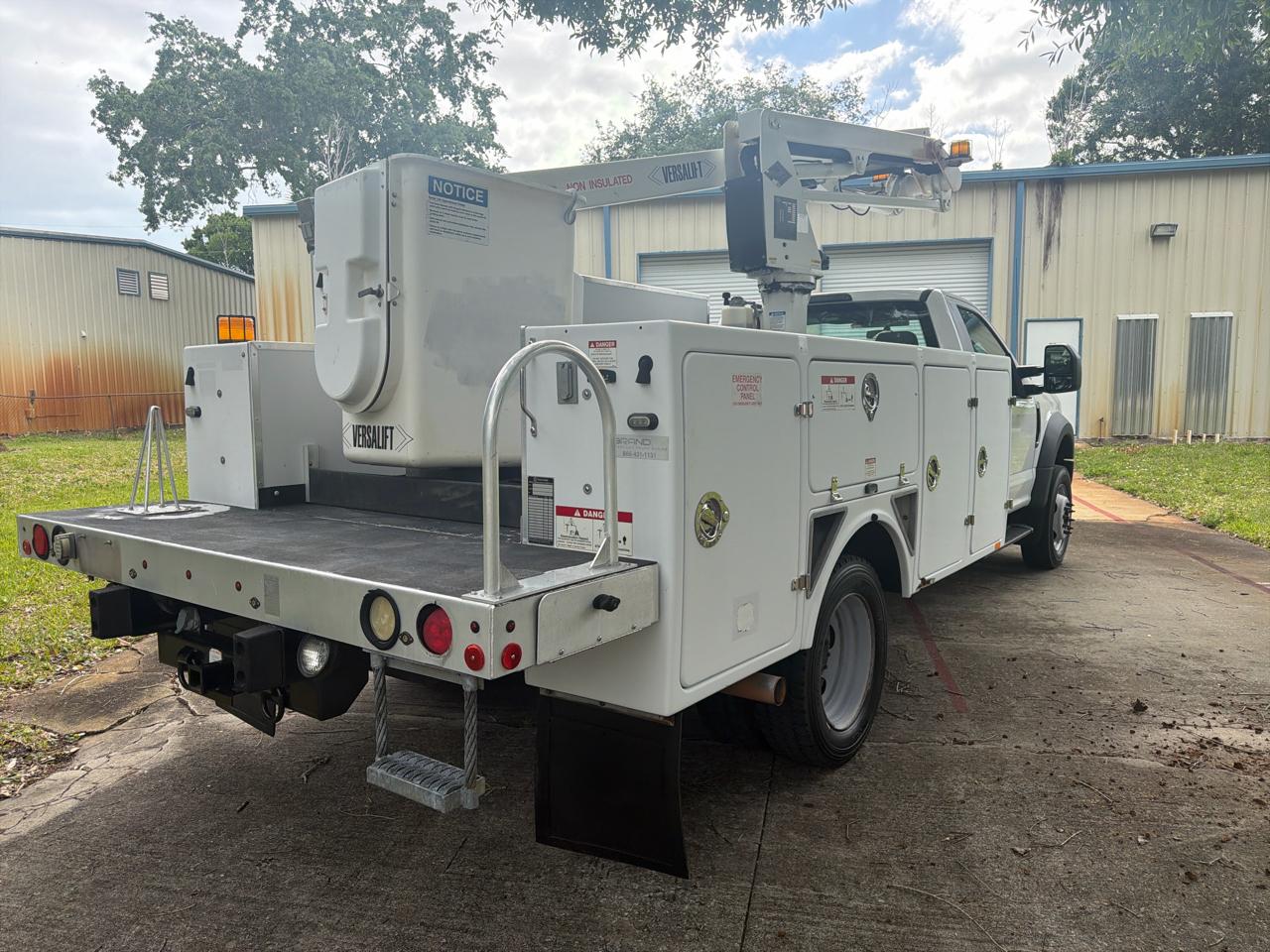 Ford Super Duty F-450 DRW XLT 2WD Reg Cab 145" WB 60" CA 2017