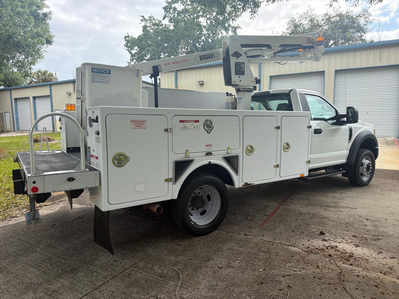 Ford Super Duty F-450 DRW XLT 2WD Reg Cab 145" WB 60" CA 2017