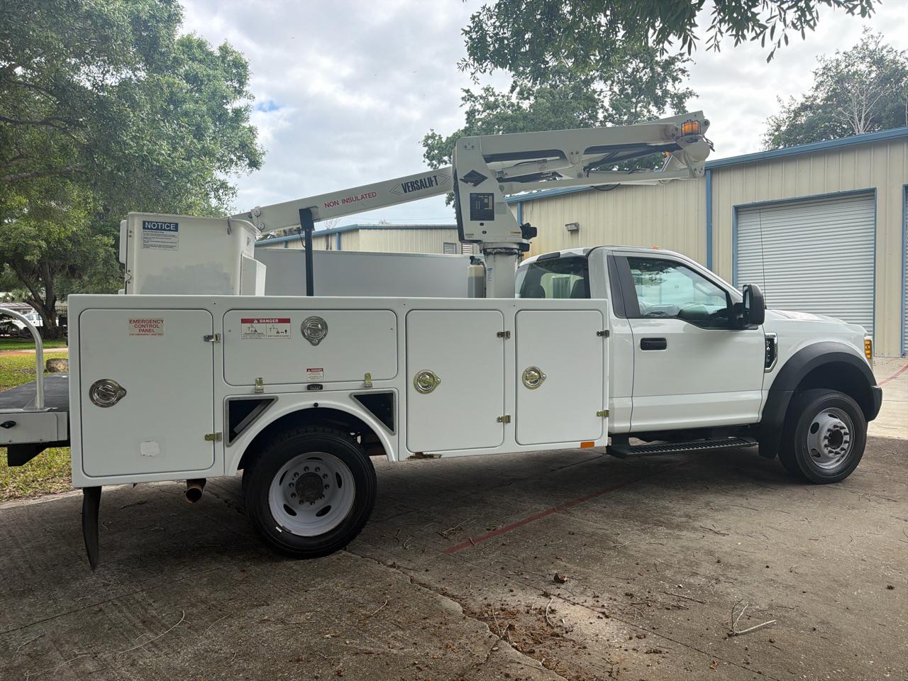 Ford Super Duty F-450 DRW XLT 2WD Reg Cab 145" WB 60" CA 2017