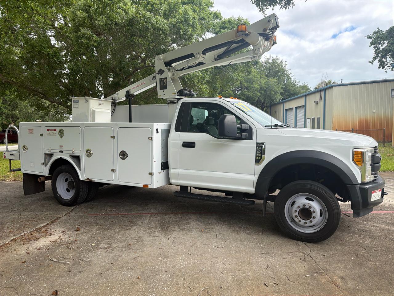 Ford Super Duty F-450 DRW XLT 2WD Reg Cab 145" WB 60" CA 2017