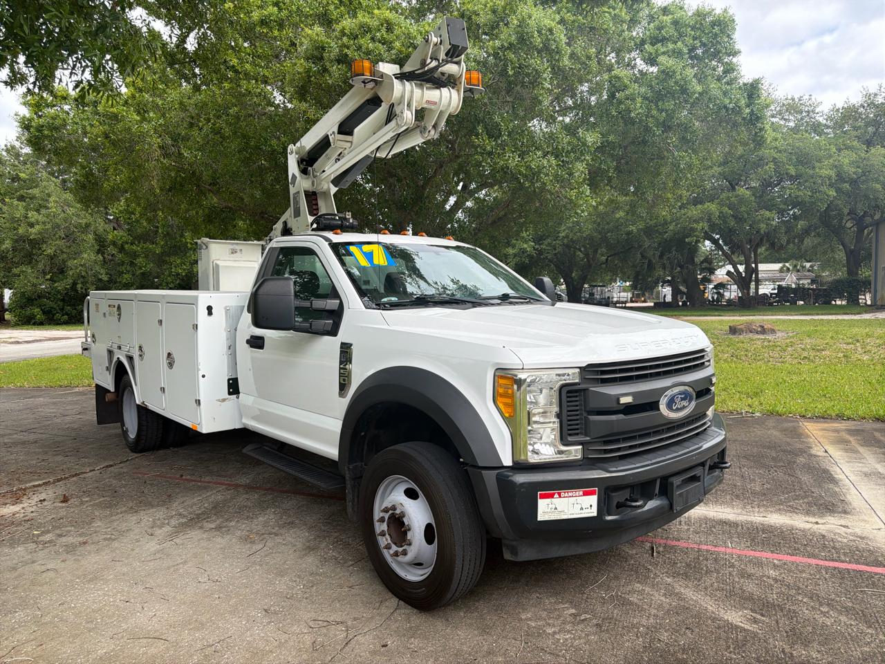 Ford Super Duty F-450 DRW XLT 2WD Reg Cab 145" WB 60" CA 2017
