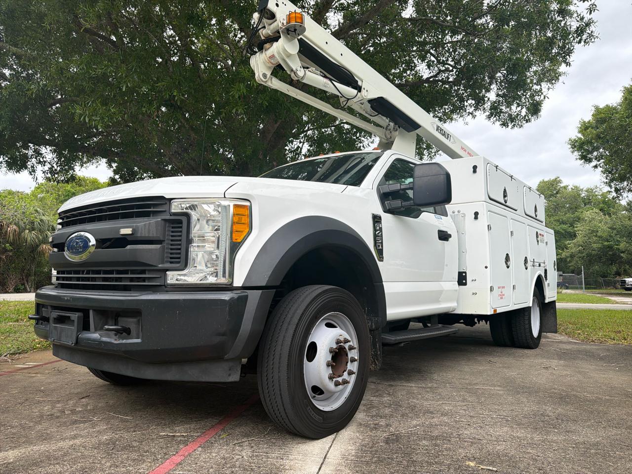 Ford Super Duty F-450 DRW XLT 2WD Reg Cab 145" WB 60" CA 2017