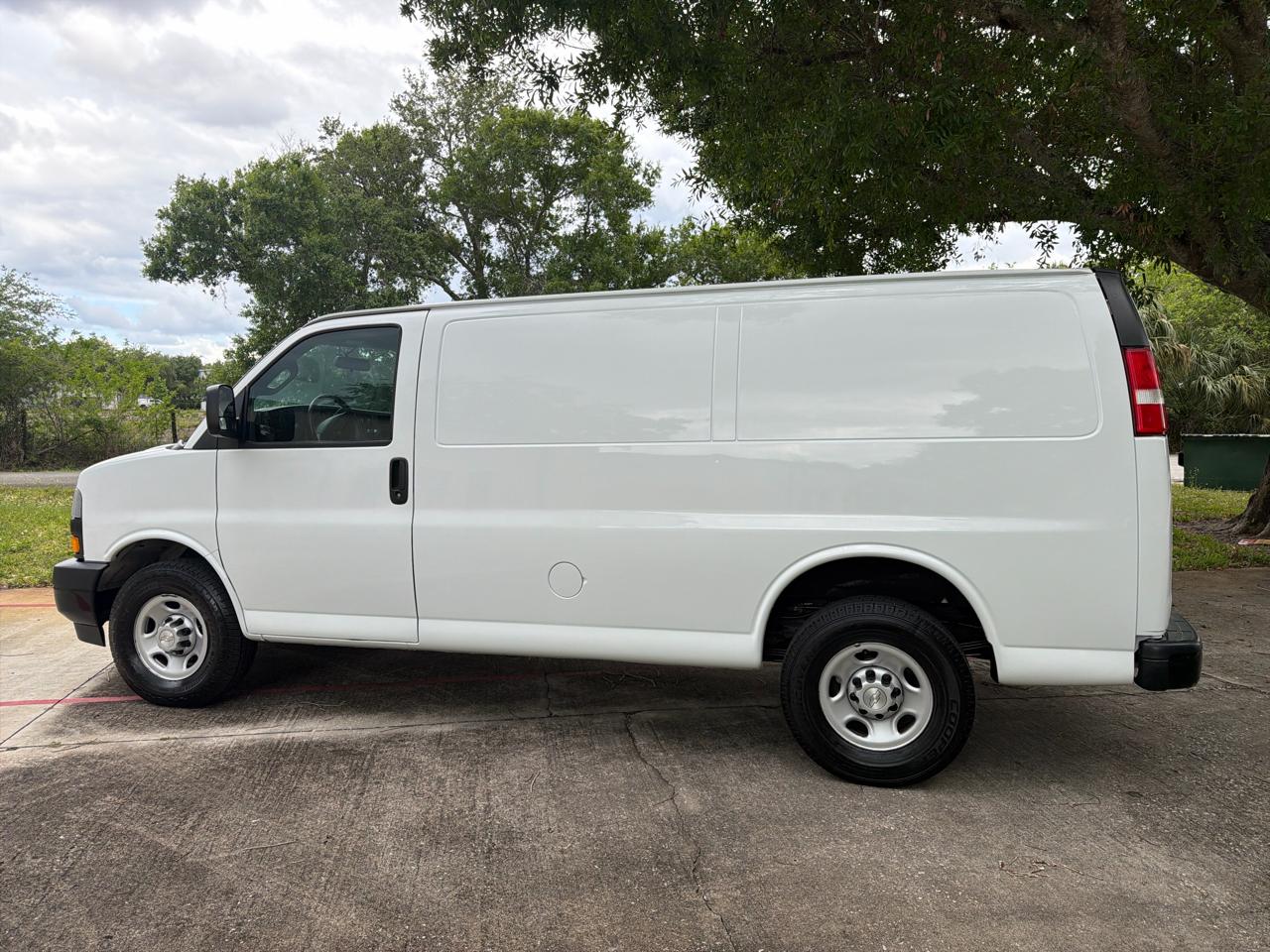 Chevrolet Express Cargo Van RWD 2500 135" 2020