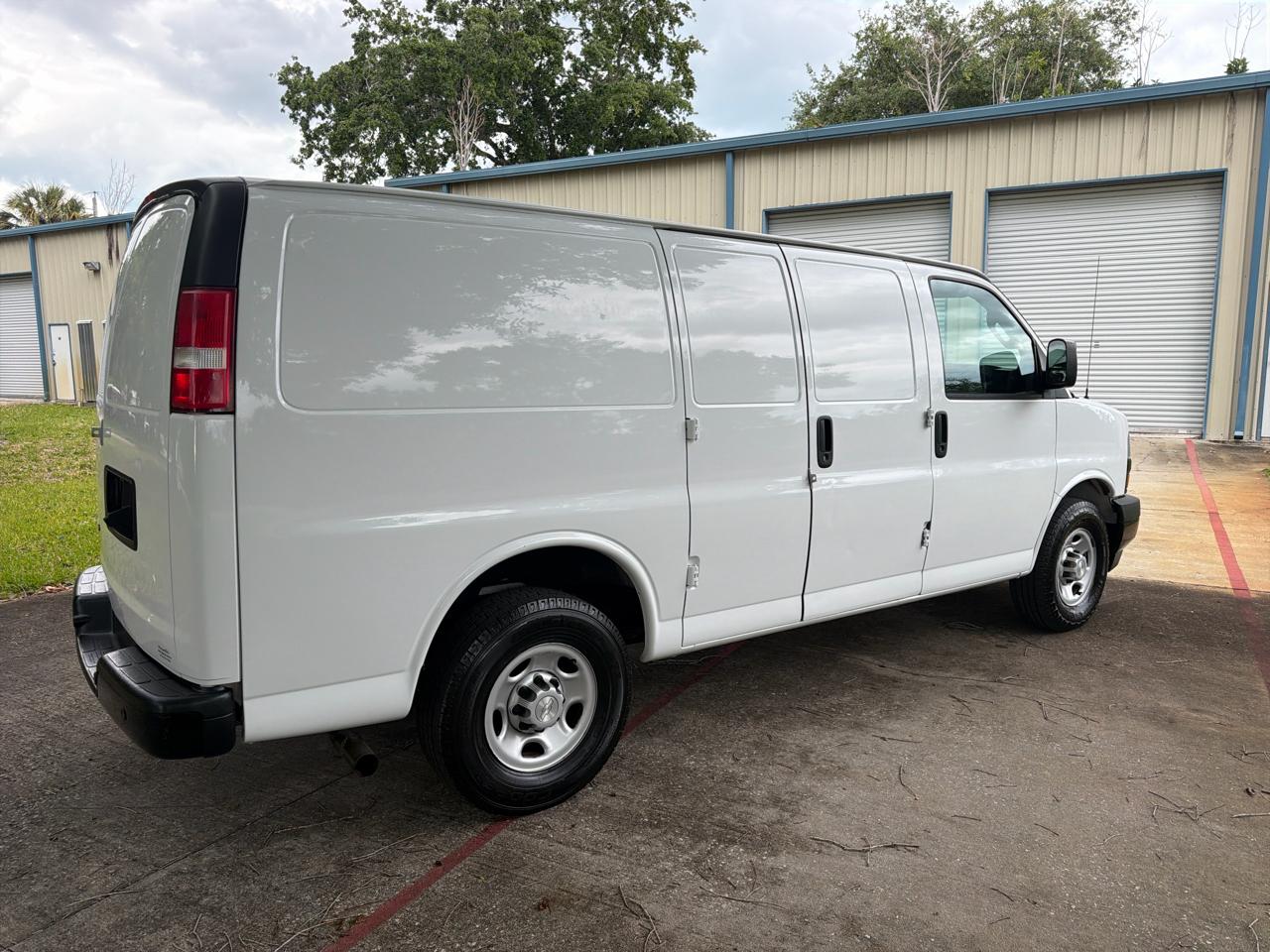 Chevrolet Express Cargo Van RWD 2500 135" 2020
