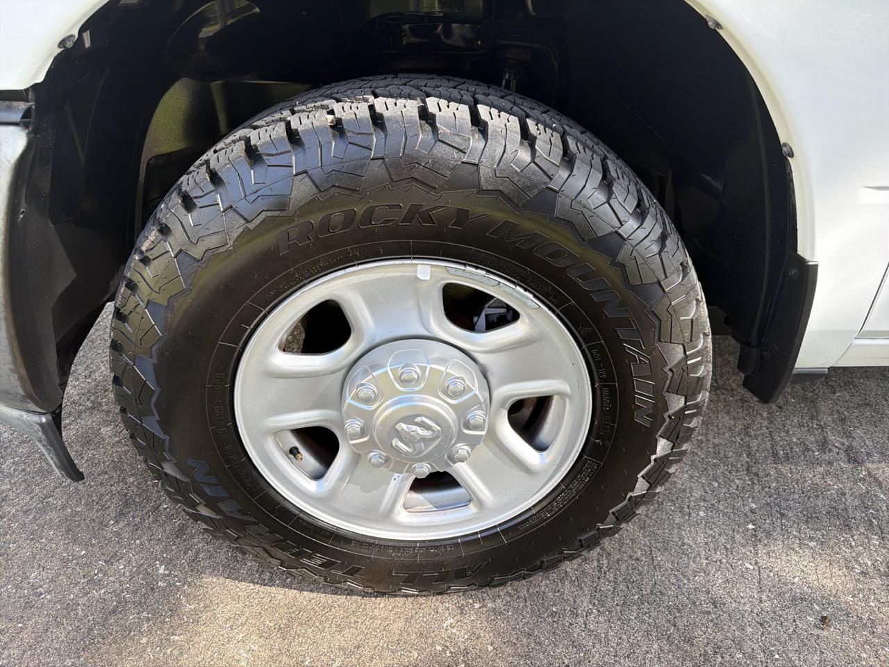 RAM 2500 Tradesman 4x2 Crew Cab 8' Box 2021