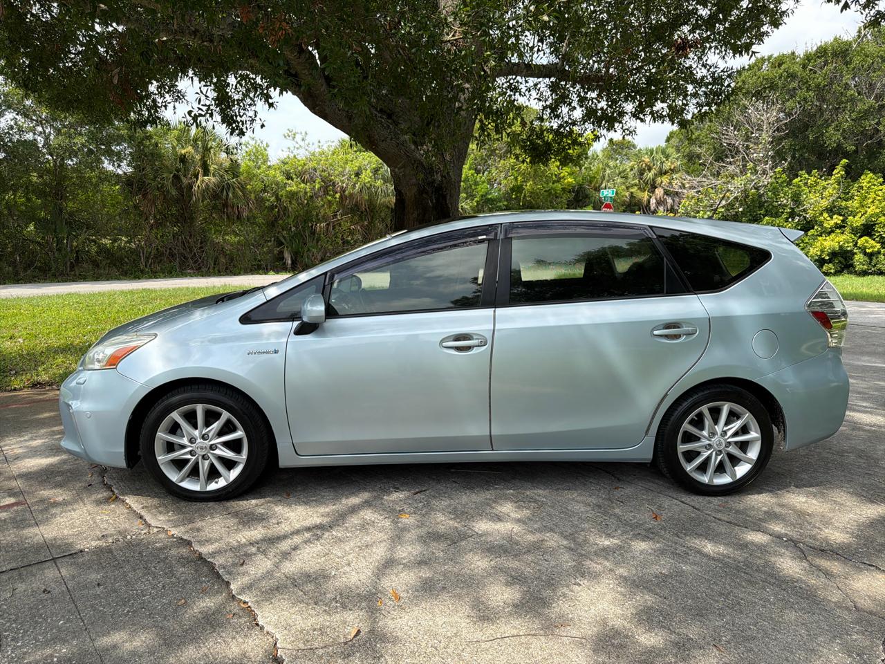 Toyota Prius V 5dr Wgn Three (Natl) 2013