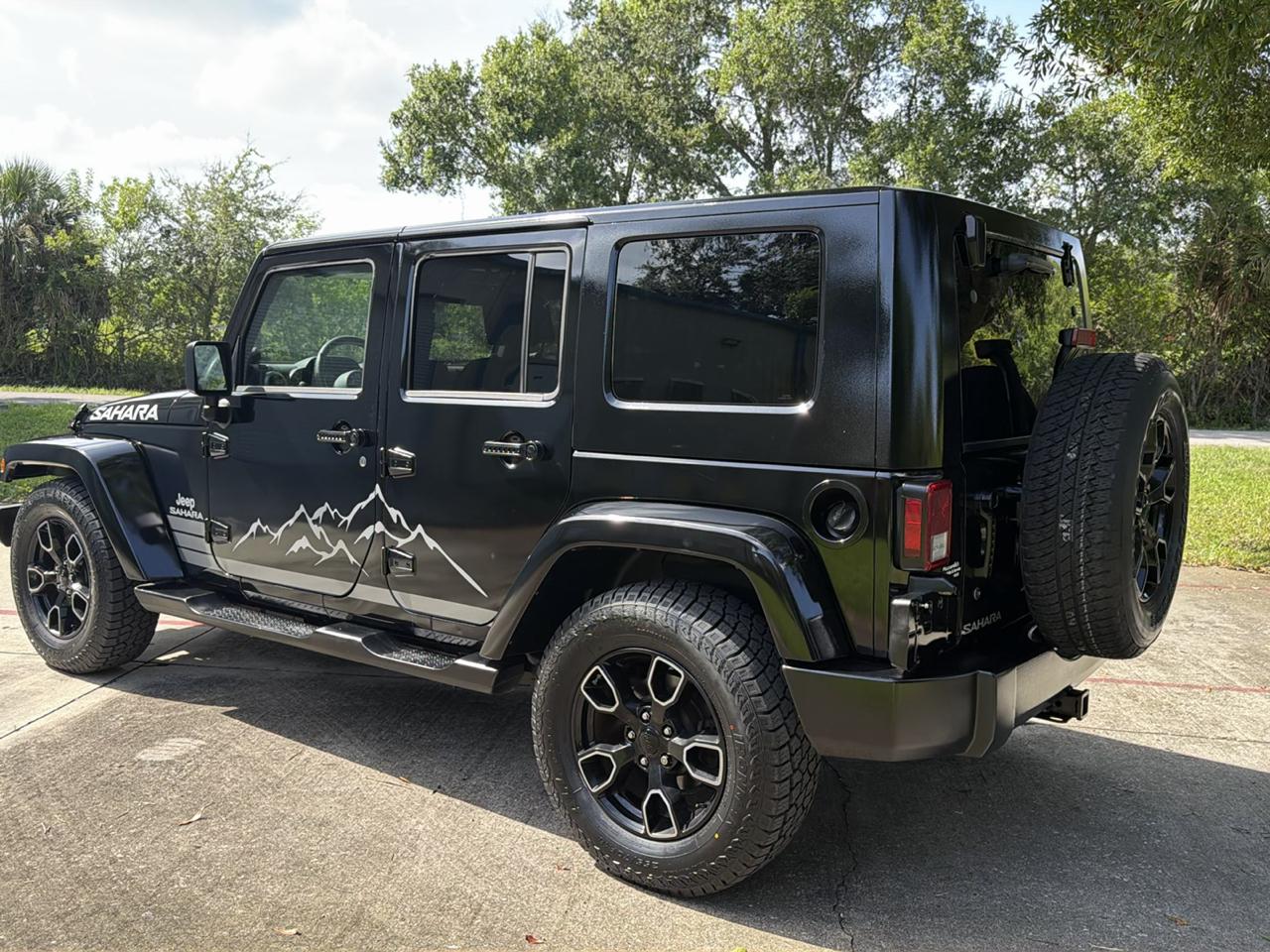 Jeep Wrangler RWD 4dr Unlimited Sahara 2008