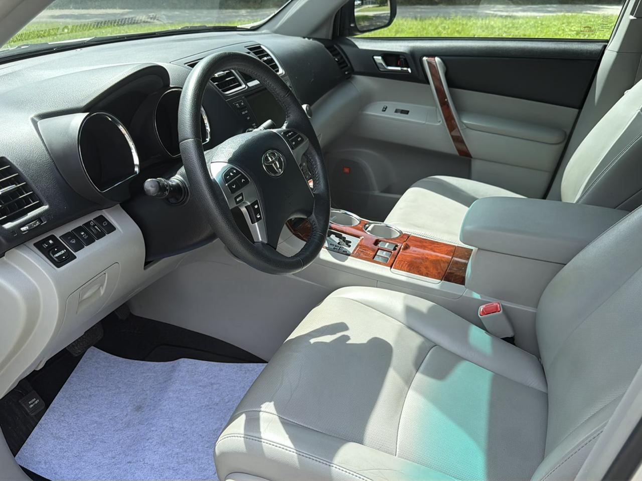 Toyota Highlander FWD 4dr V6 Limited (Natl) 2012