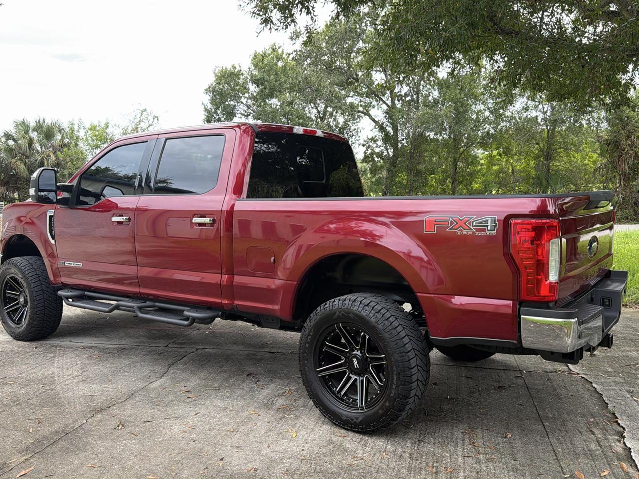 Ford Super Duty F-250 SRW Lariat 4WD Crew Cab 8' Box 2017