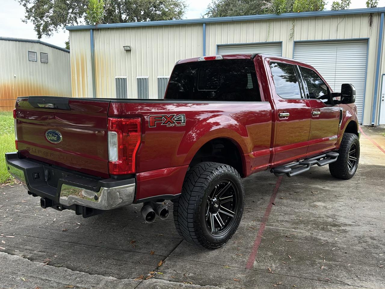 Ford Super Duty F-250 SRW Lariat 4WD Crew Cab 8' Box 2017