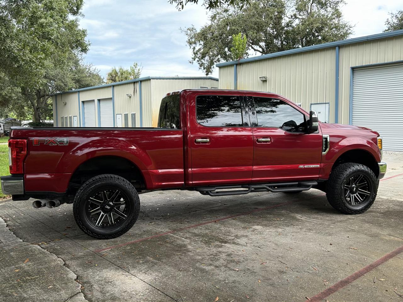 Ford Super Duty F-250 SRW Lariat 4WD Crew Cab 8' Box 2017