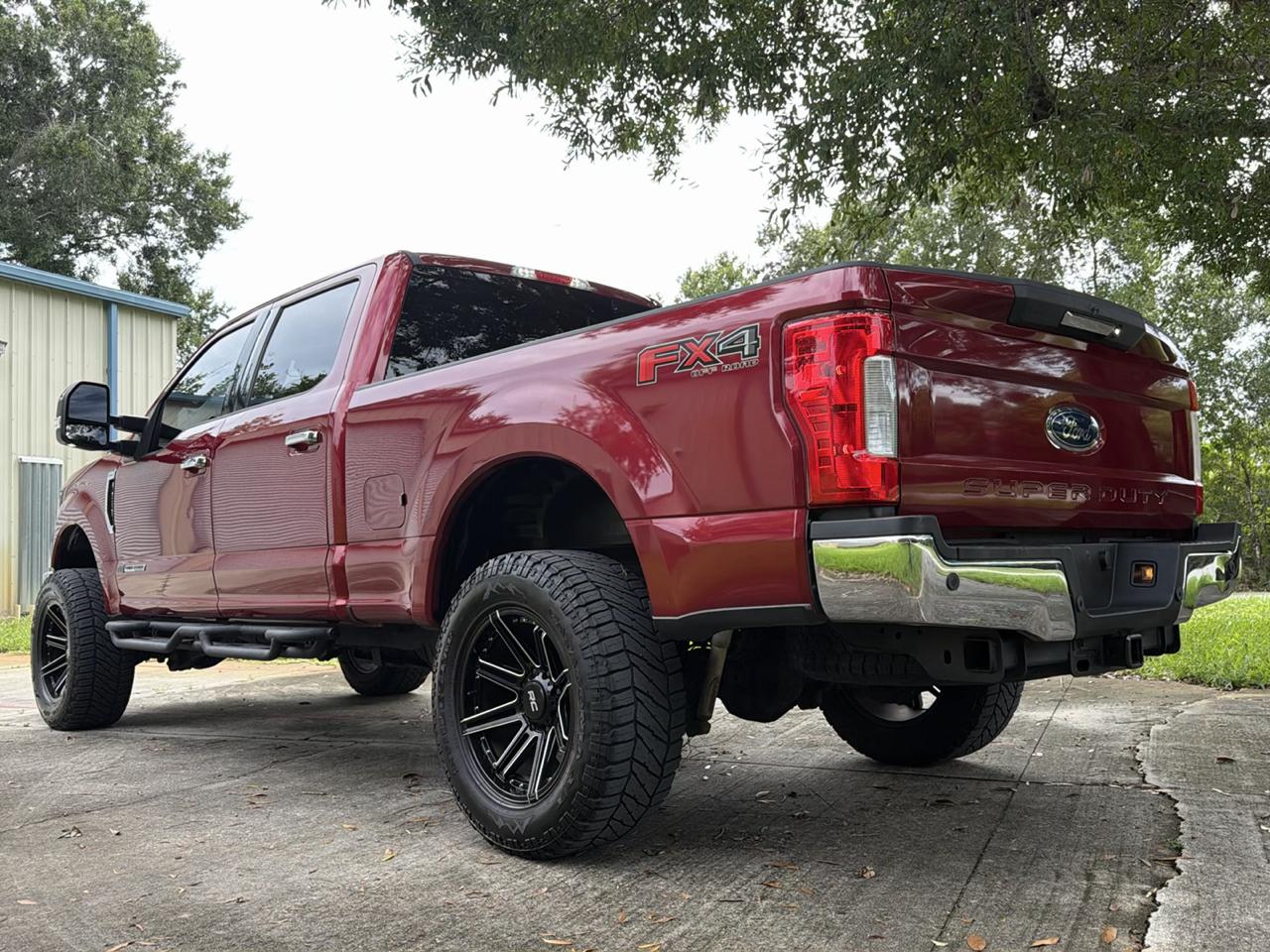 Ford Super Duty F-250 SRW Lariat 4WD Crew Cab 8' Box 2017