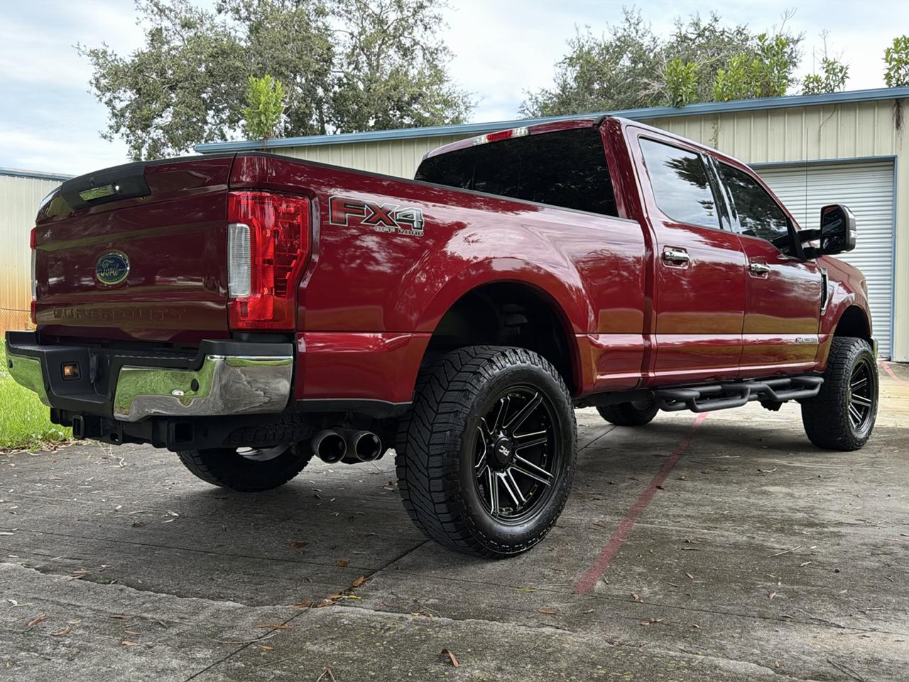 Ford Super Duty F-250 SRW Lariat 4WD Crew Cab 8' Box 2017