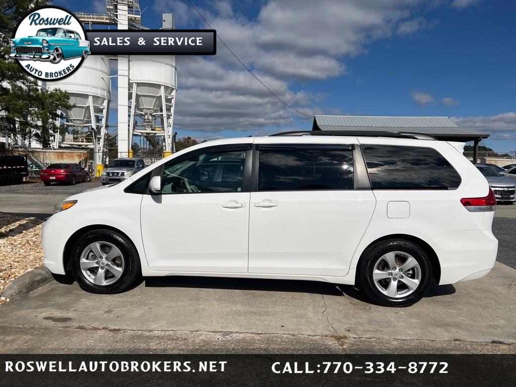 2012 Toyota Sienna LE's photo