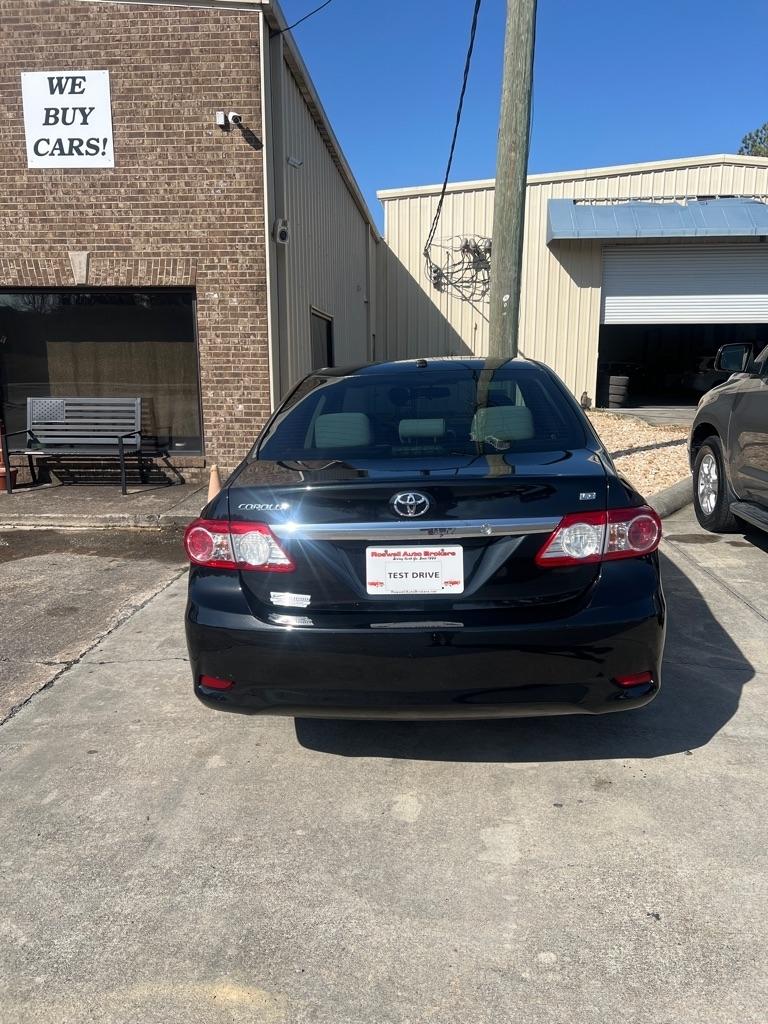 Toyota Corolla Base 5-Speed MT 2011