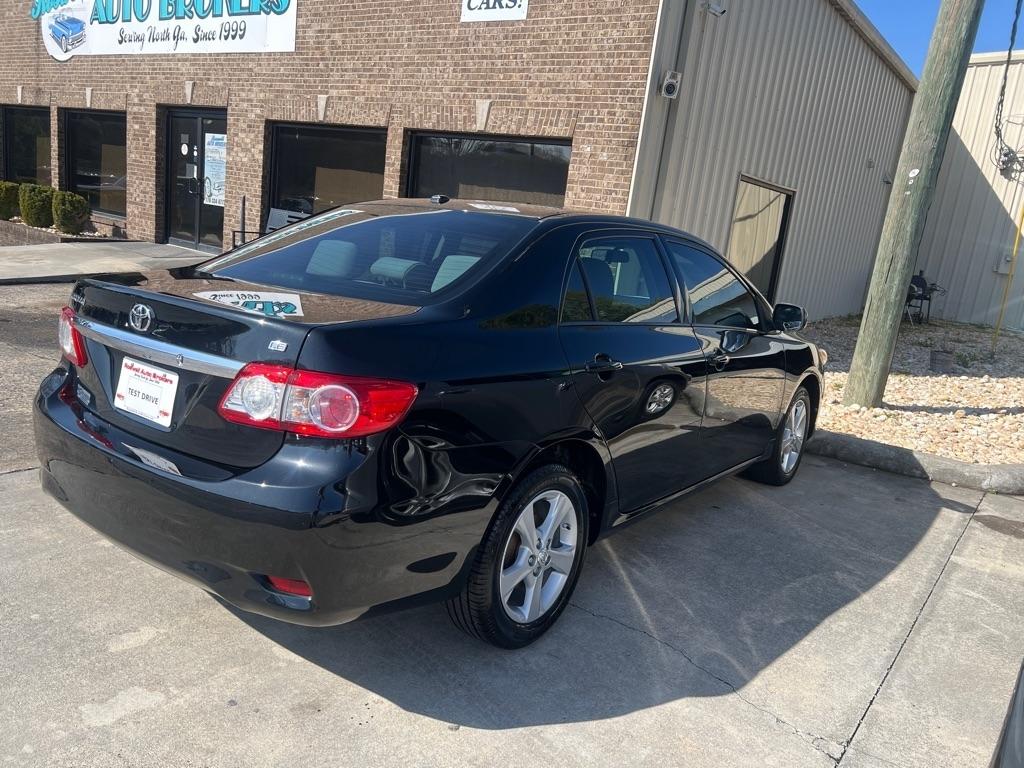 Toyota Corolla Base 5-Speed MT 2011