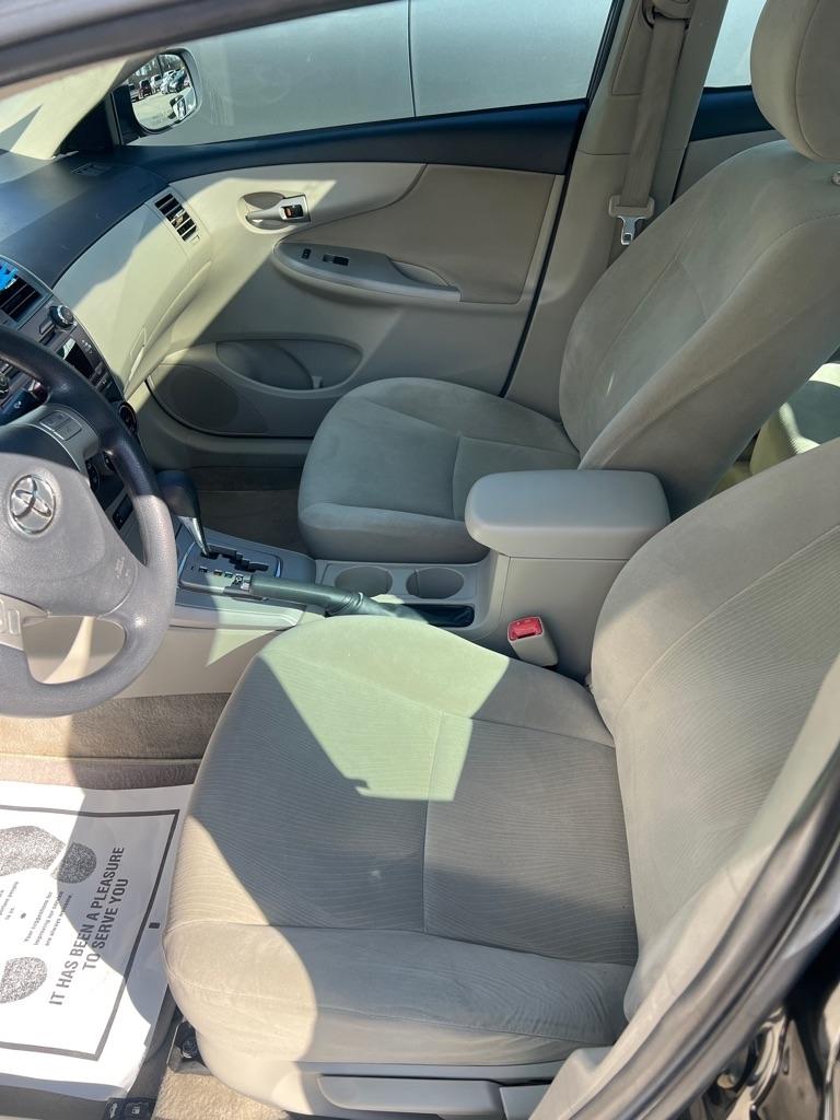 Toyota Corolla Base 5-Speed MT 2011