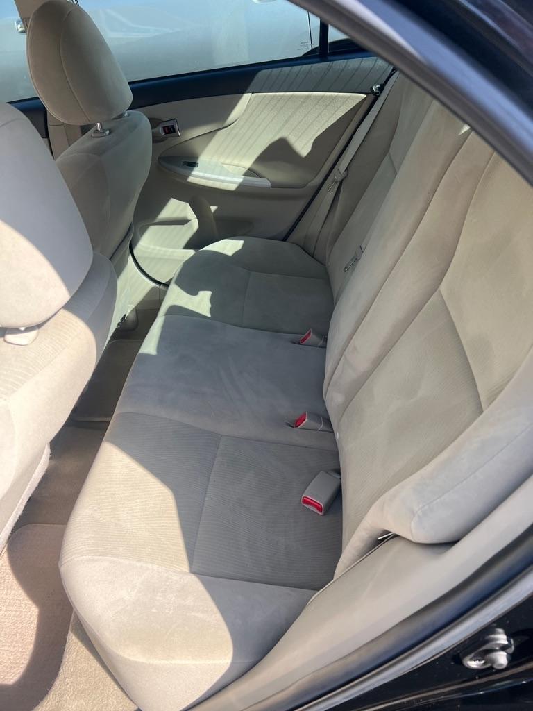 Toyota Corolla Base 5-Speed MT 2011