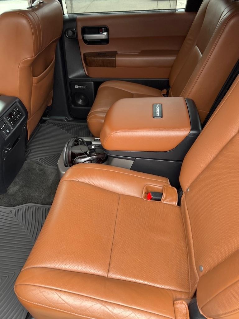 Toyota Sequoia Plantium 2WD 2010