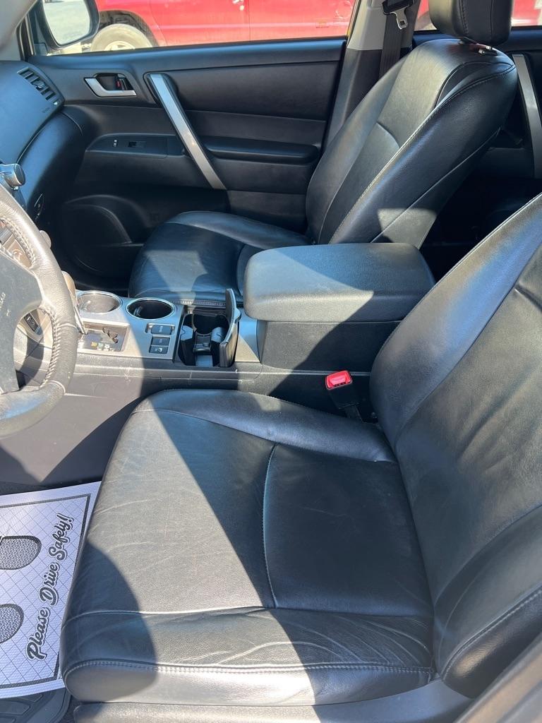 Toyota Highlander Base 4WD 2012