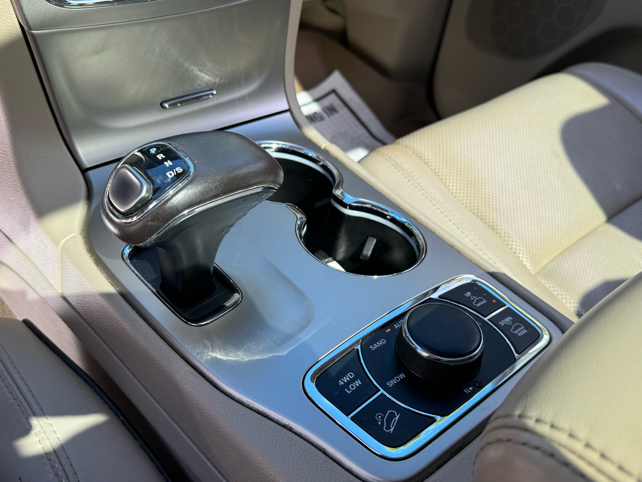2014 Jeep Grand Cherokee Overland photo 14