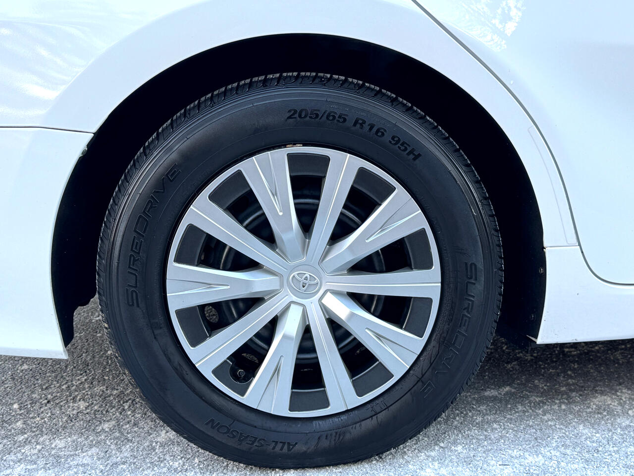 Toyota Camry Hybrid LE CVT (Natl) 2023