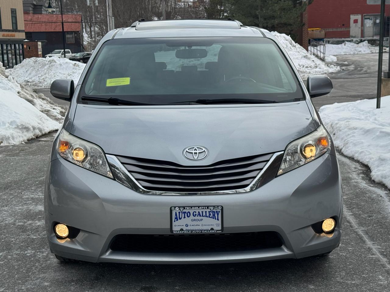 Toyota Sienna 5dr 7-Pass Van XLE Premium AWD (Natl) 2015