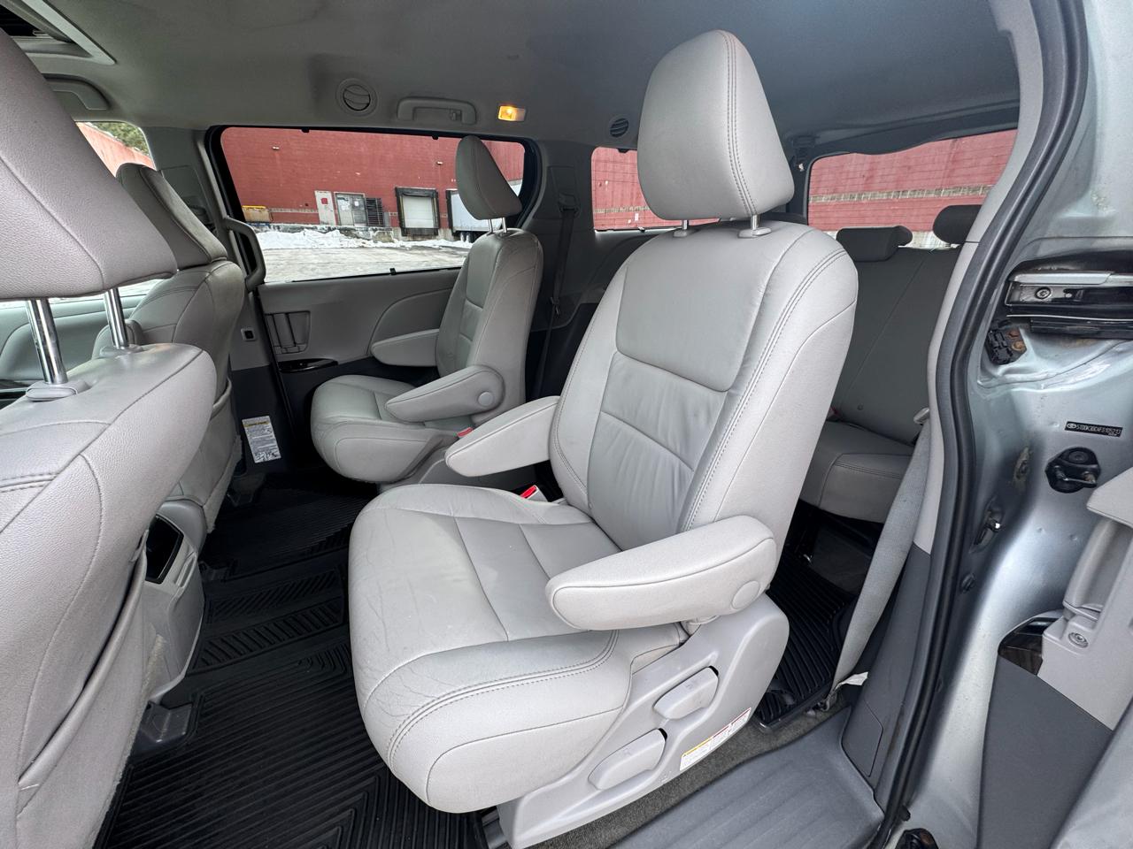 Toyota Sienna 5dr 7-Pass Van XLE Premium AWD (Natl) 2015