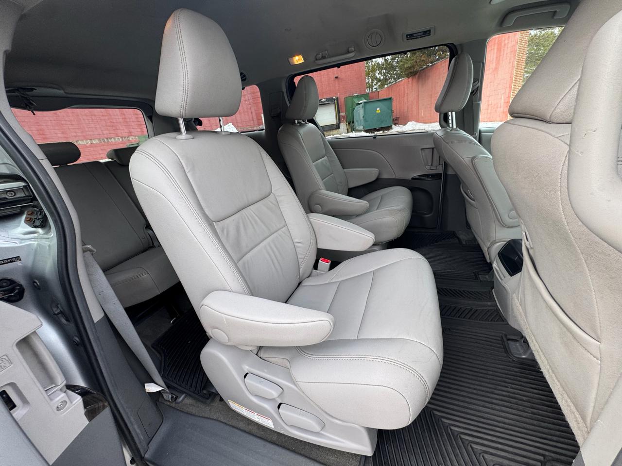 Toyota Sienna 5dr 7-Pass Van XLE Premium AWD (Natl) 2015