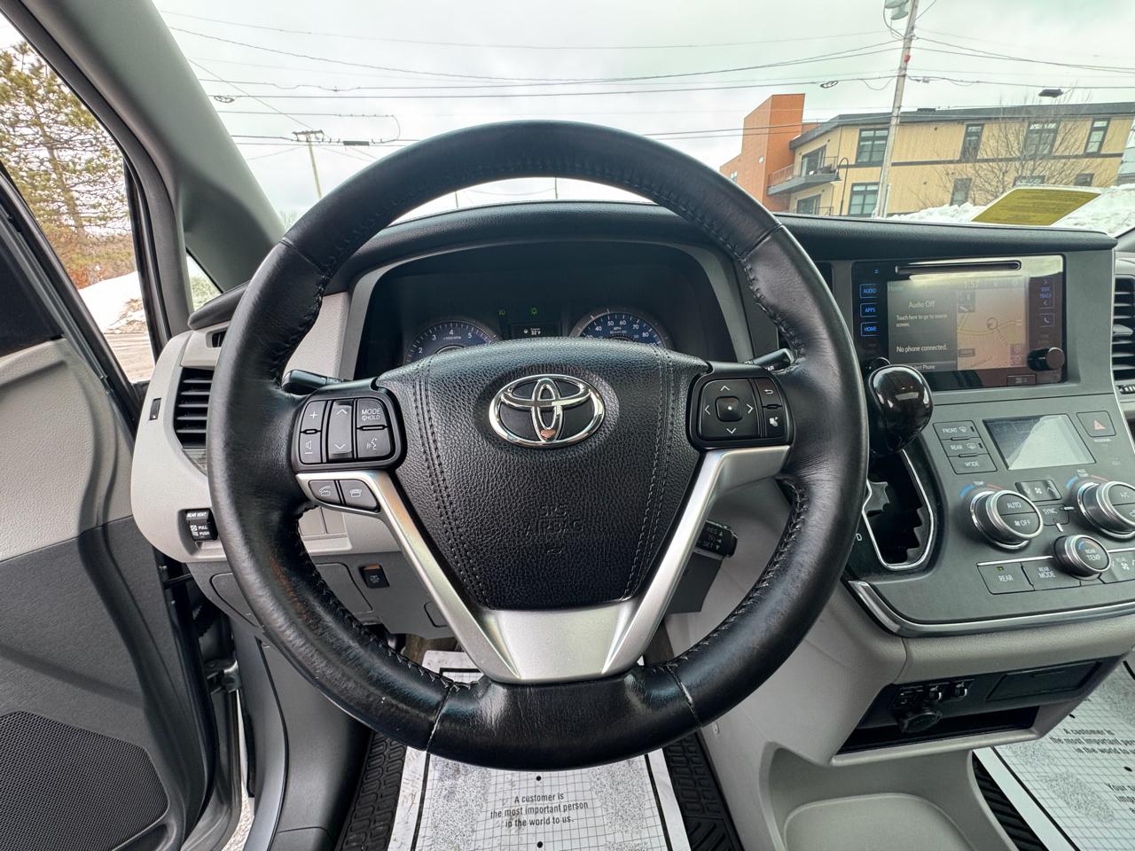 Toyota Sienna 5dr 7-Pass Van XLE Premium AWD (Natl) 2015