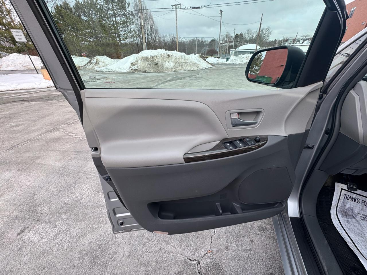 Toyota Sienna 5dr 7-Pass Van XLE Premium AWD (Natl) 2015