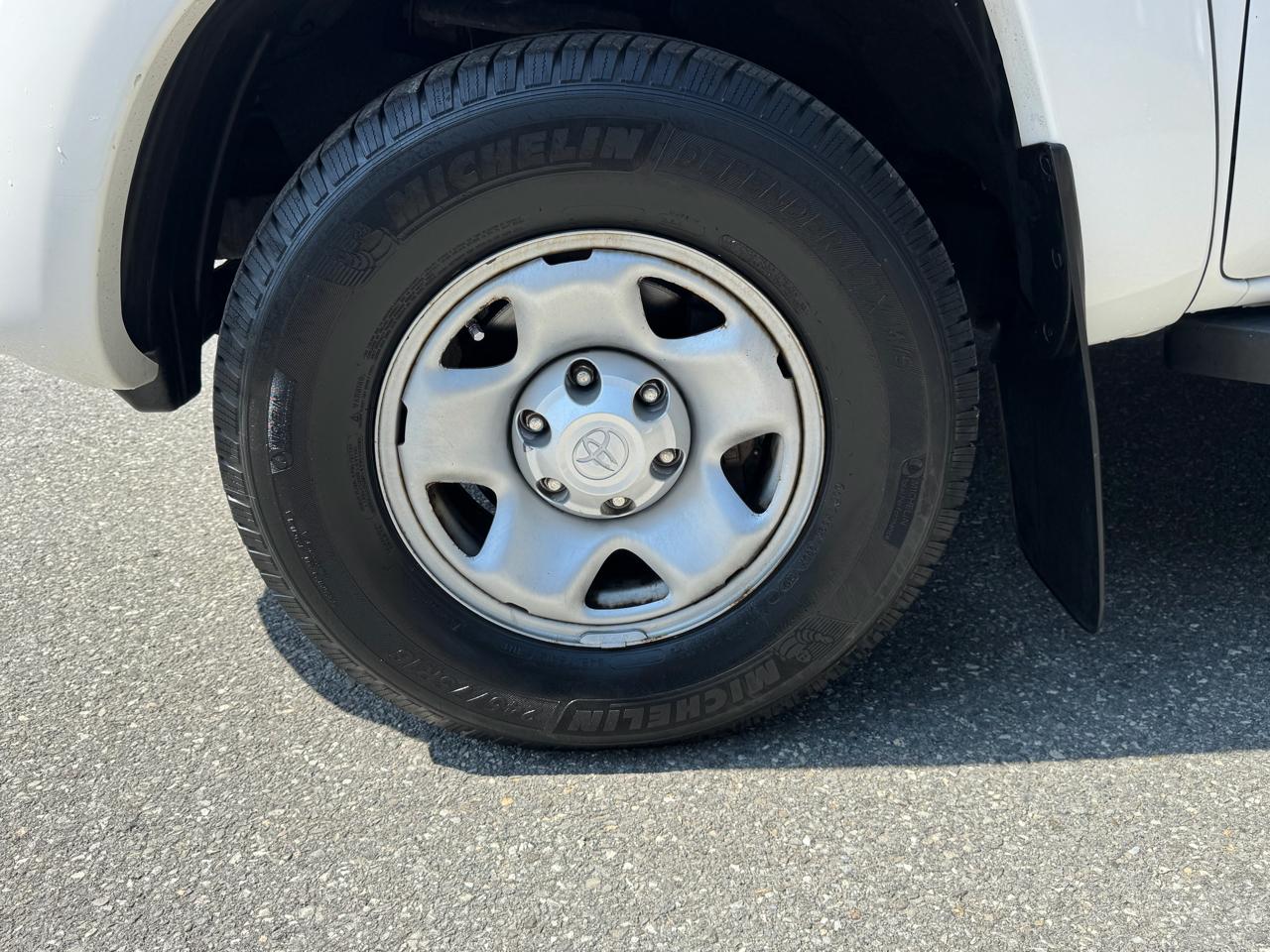 Toyota Tacoma 4WD Access I4 AT (Natl) 2011