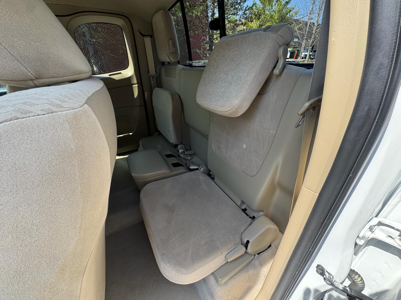 Toyota Tacoma 4WD Access I4 AT (Natl) 2011