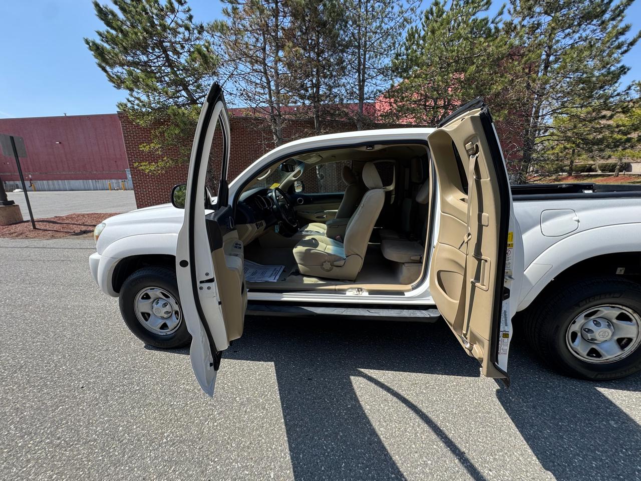 Toyota Tacoma 4WD Access I4 AT (Natl) 2011