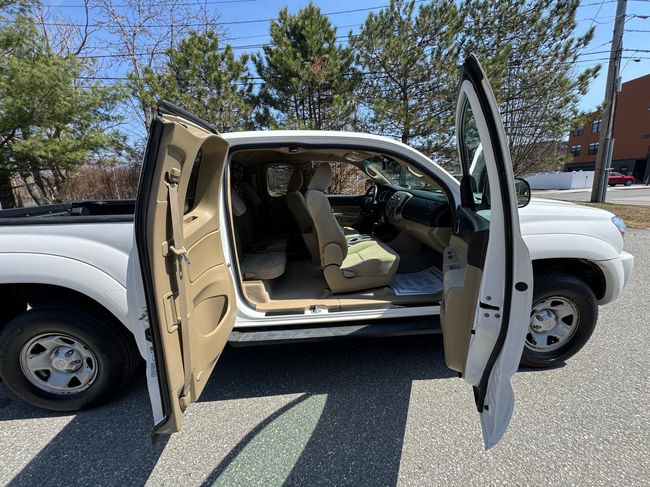Toyota Tacoma 4WD Access I4 AT (Natl) 2011