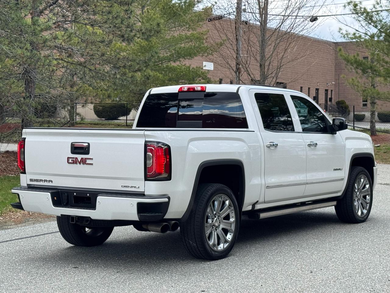 GMC Sierra 1500 4WD Crew Cab 143.5" Denali 2017